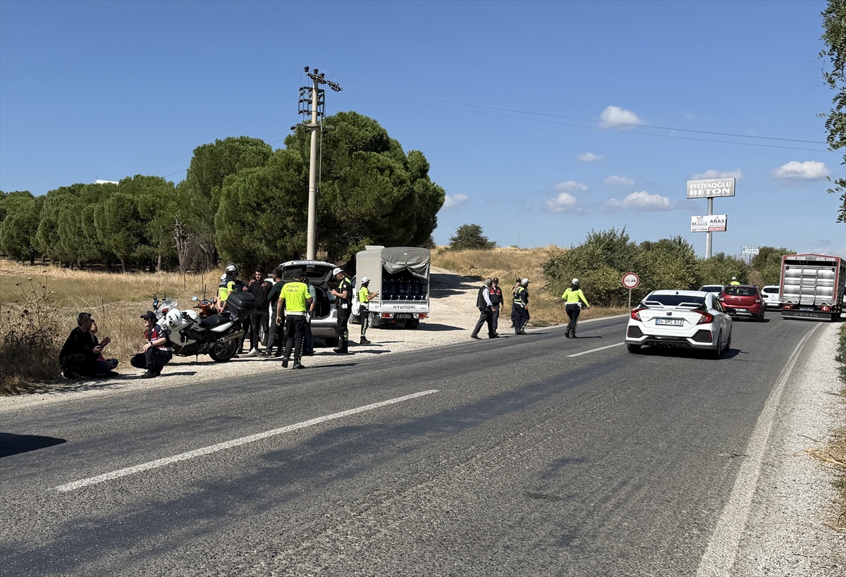 Tire-İzmir kara yolunda süt kamyonu otomobile çarptı, 2 kişi yaralandı