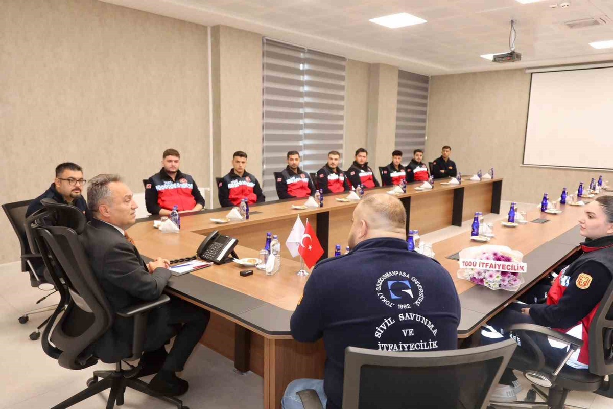 TOGÜ Sivil Savunma ve İtfaiyecilik öğrencileri, Rektör Yılmaz'ı ziyaret etti