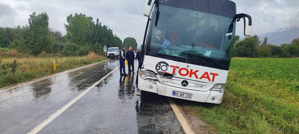 Tokat-Almus yolunda yolcu otobüsü kamyonete arkadan çarptı, 2 kişi yaralandı