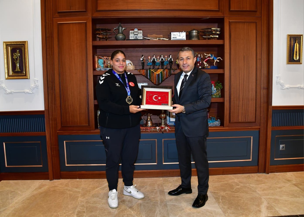 Trabzon Valisi Şahin, Avrupa şampiyonu boksörleri tebrik etti