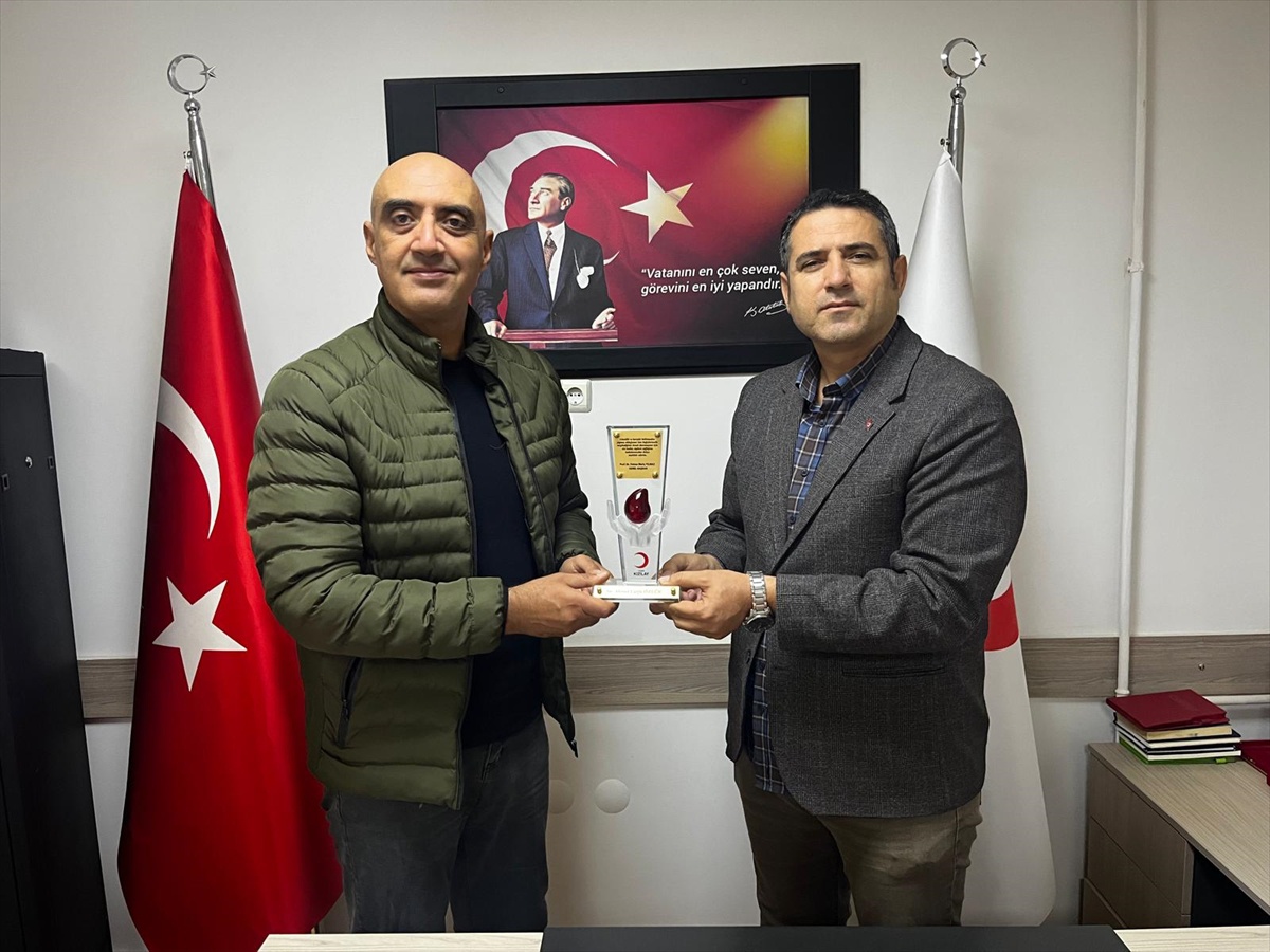 Türk Kızılayı Bilecik Şubesi, 45 kez kan bağışlayan bağışçıya özel plaket verdi