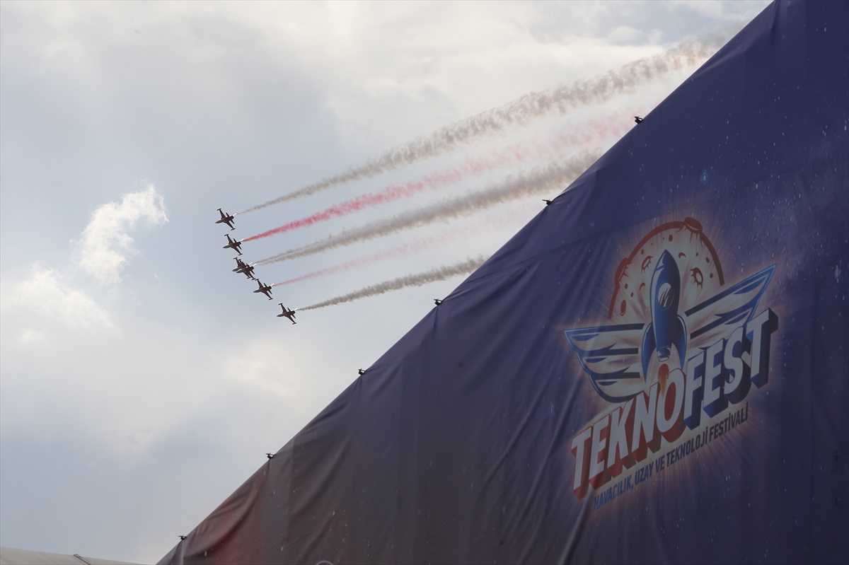Türk Yıldızları, TEKNOFEST Güneydoğu'da Şanlıurfa semalarında gösteri uçuşu yaptı