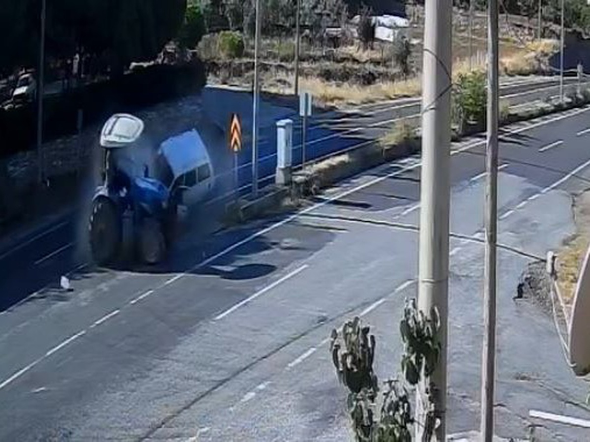 Uşak Eşme'de otomobil traktöre çarptı, 1 kişi yaralandı, kaza anı görüntülendi