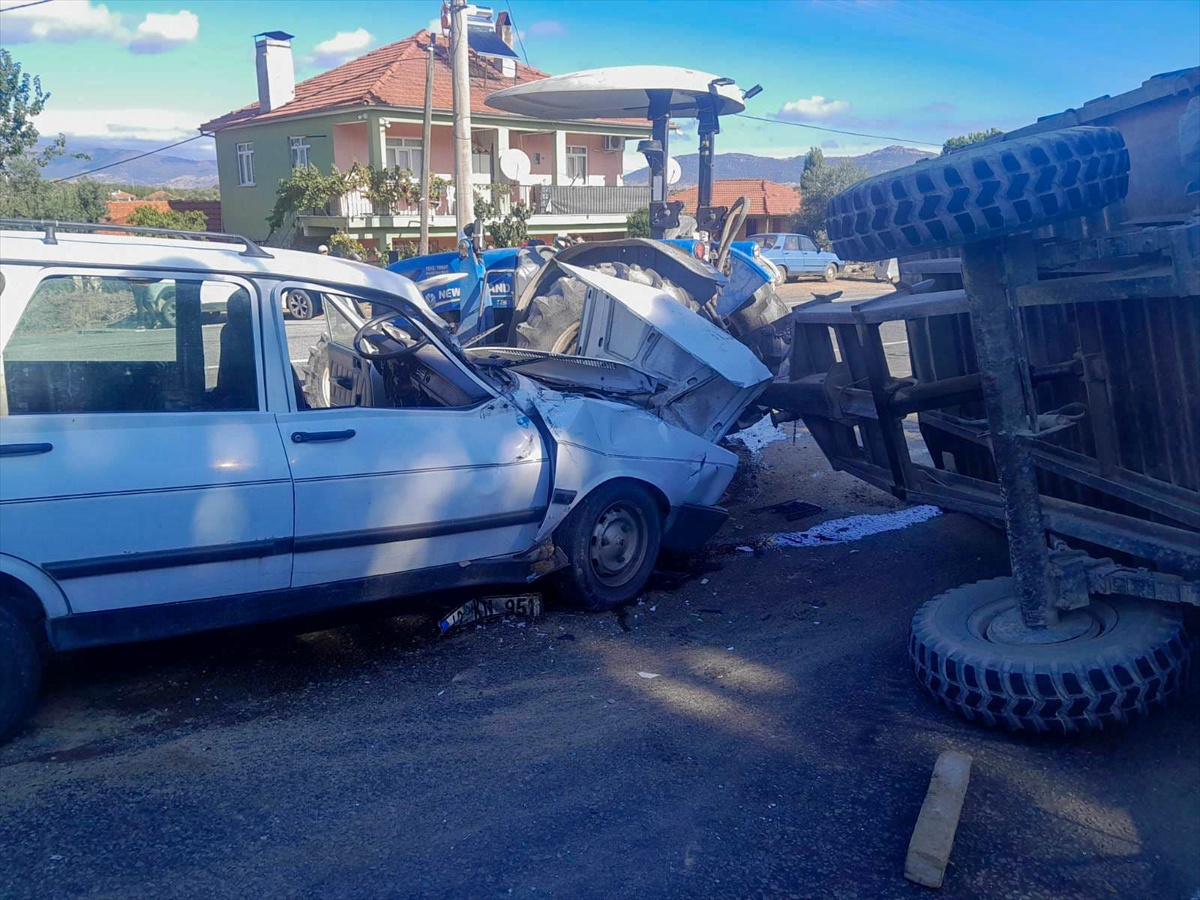 Uşak Eşme'de traktöre çarpan otomobilin sürücüsü yaralandı; kaza kameraya yansıdı