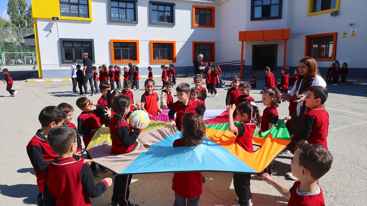 Van'da çocuklar 'Maarifin Kalbinde Oyun' etkinliğinde eğlendi