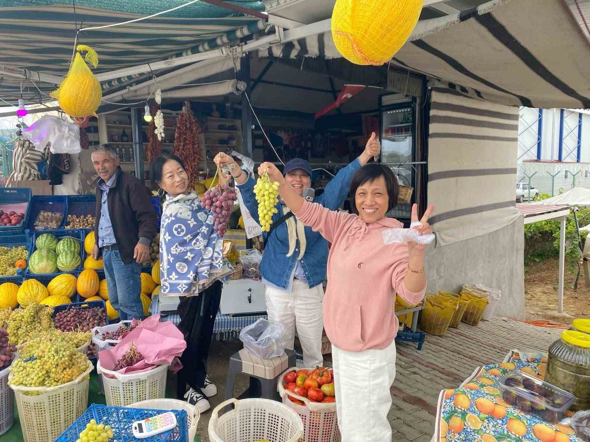 Venezüellalı turistler Sarıgöl'de Sultaniye ve Crimson üzümlerinden kilo kilo aldı