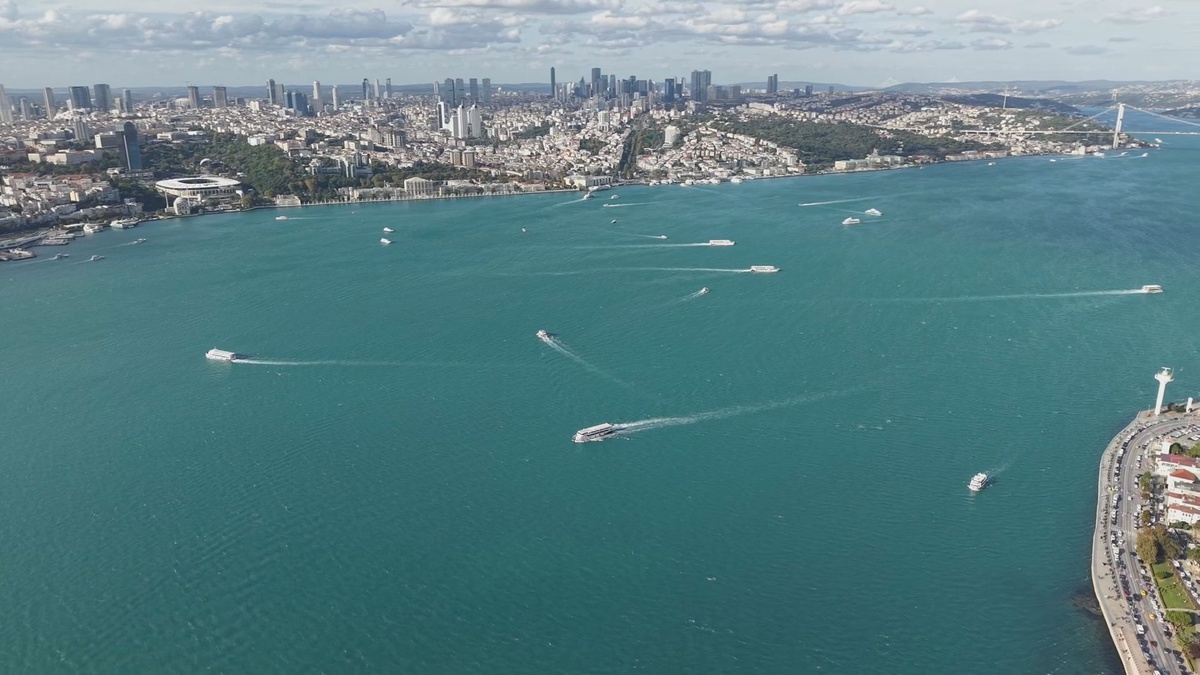 Yağmurun ardından İstanbul Boğazı turkuaza büründü! Seyirlik görüntüler havadan kaydedildi