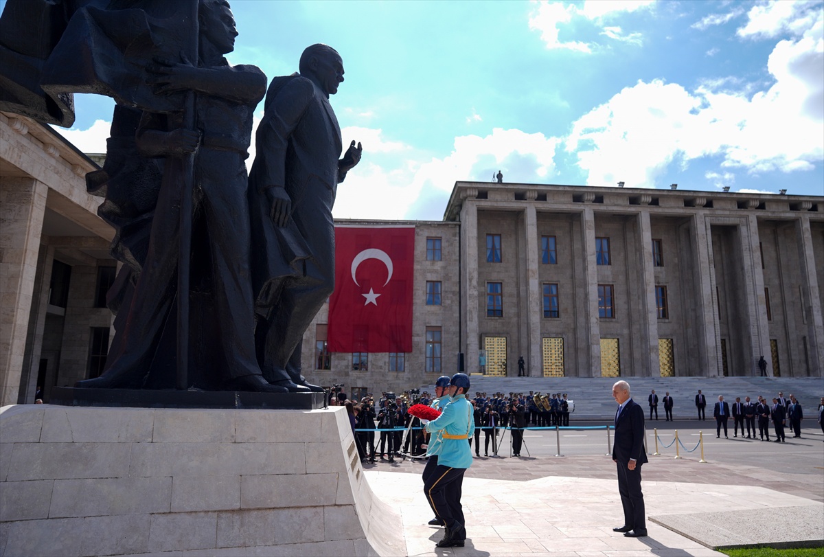 28. Dönem 5. Yasama Yılı açılışında Numan Kurtulmuş Atatürk Anıtı’na çelenk bıraktı
