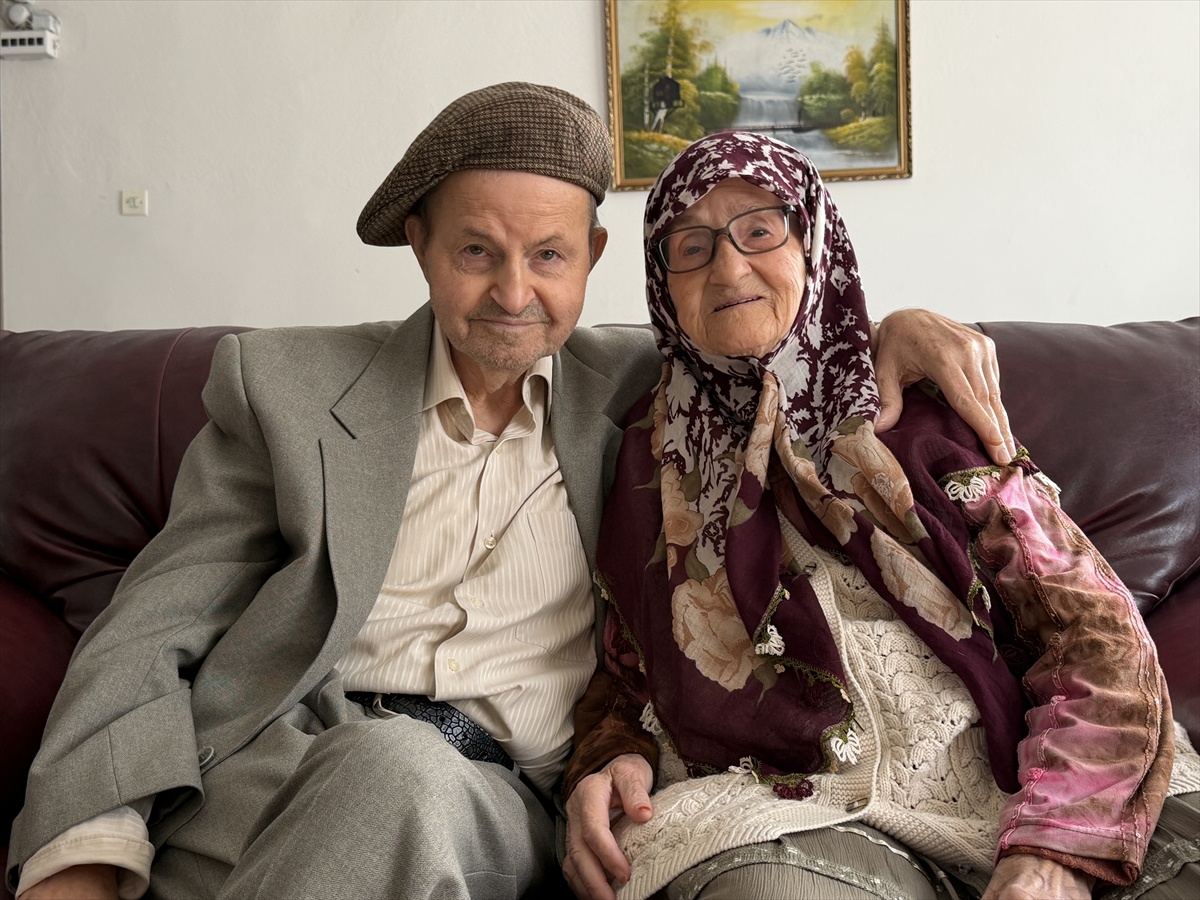 95 yaşındaki Sabriye Pehlivan, 1 Ekim Dünya Yaşlılar Günü'nde oğluyla buluştu