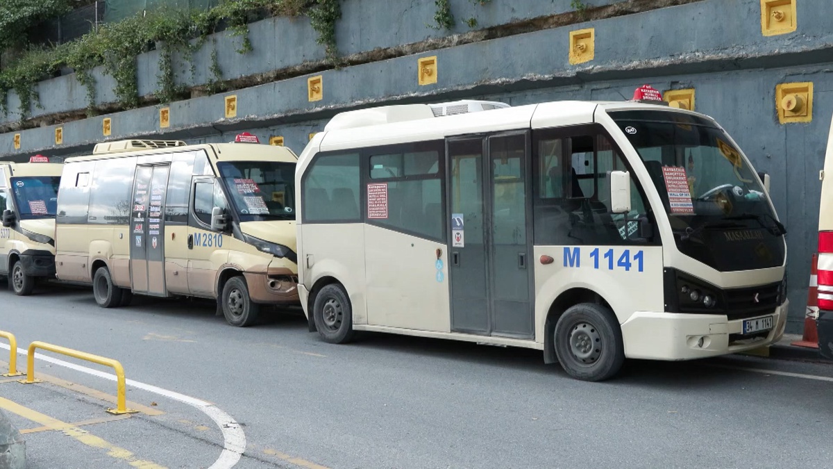 A47 minibüs şoförleri İBB önünde kontak kapattı, hattın kapatılmasını istedi