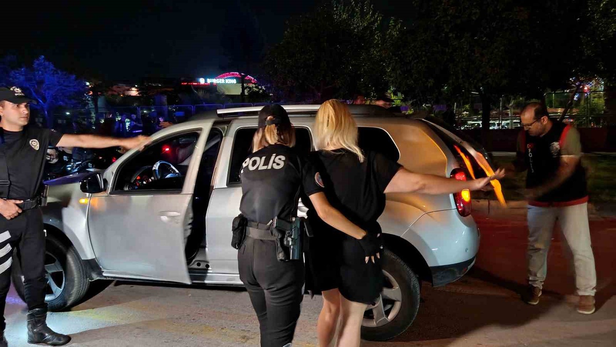 Adana'da uygulamada aranan 66 kişi yakalandı, 2 bin 241 ecstasy hap ele geçirildi