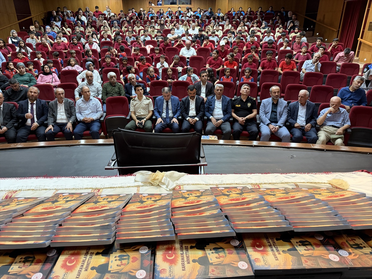 Adıyaman'da öğrencilerin şehit ailelerine yazdığı mektuplar kitaplaştırıldı