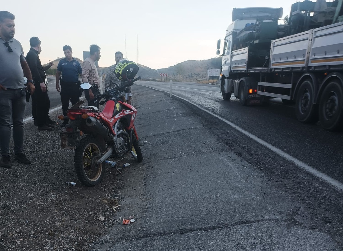 Adıyaman Gölbaşı'nda motosiklet bariyerlere çarptı, 1 kişi yaralandı