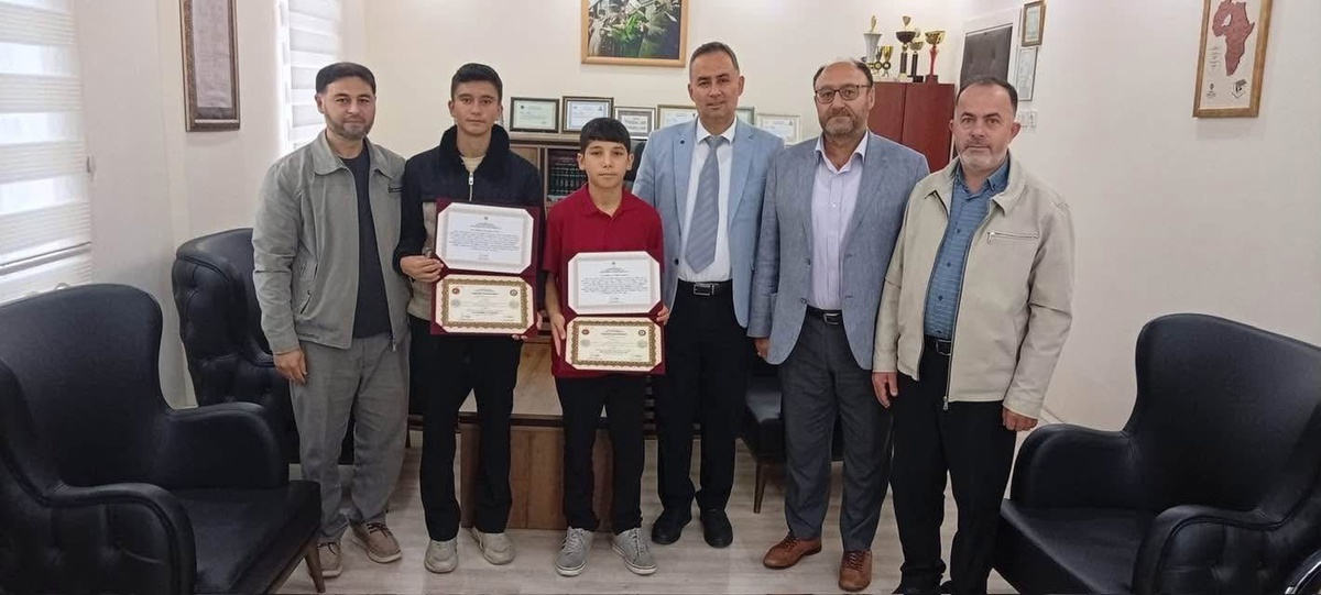Afyonkarahisar Bolvadin'de 2 hafız öğrenciye icazet belgeleri törenle verildi
