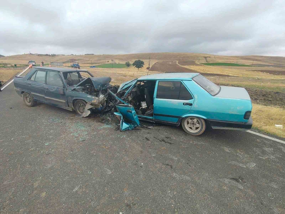 Afyonkarahisar Çobanlar'da kafa kafaya çarpışan otomobillerde 5 kişi hafif yaralandı