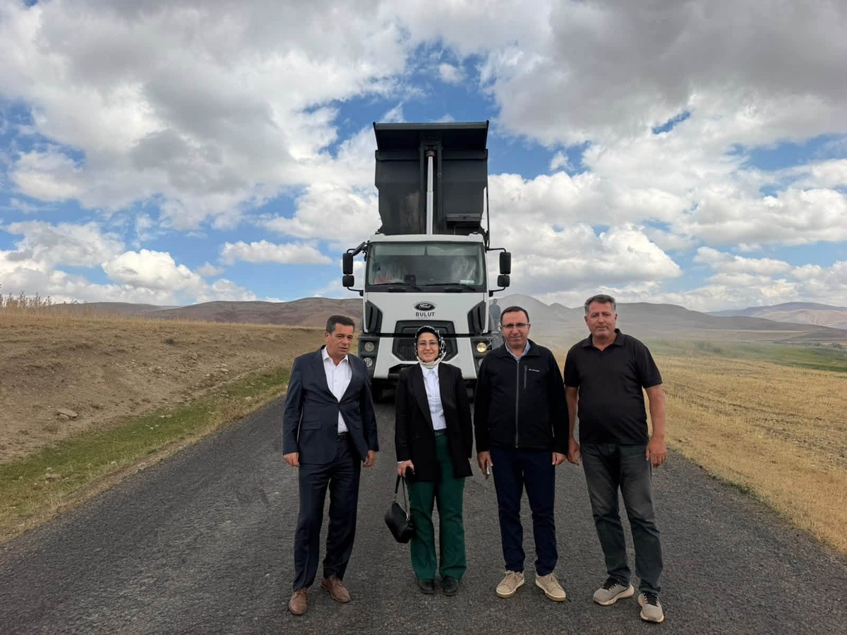 Ağrı Taşlıcay Kaymakamı Kılıç, Çöğürlü Köyü'ndeki 1,5 km'lik yol çalışmasını inceledi