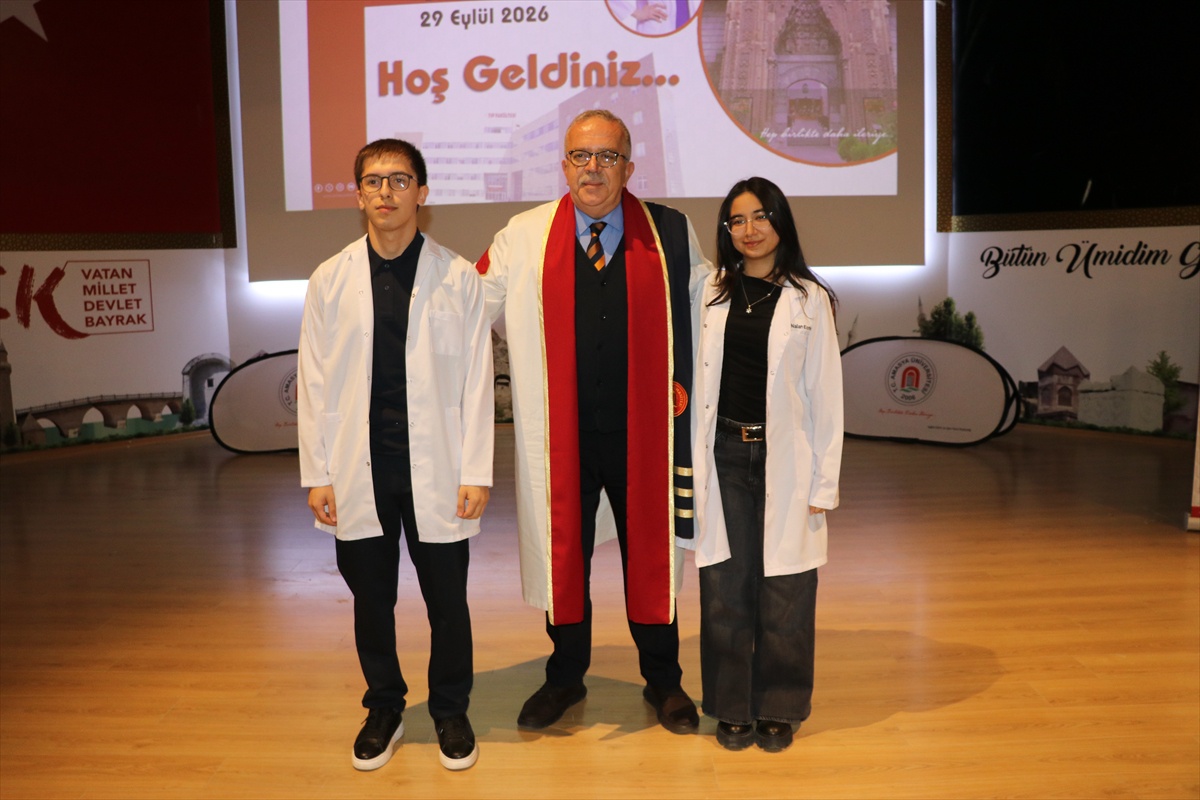 Amasya Üniversitesi Tıp Fakültesinde 89 öğrenciye beyaz önlük giydirildi