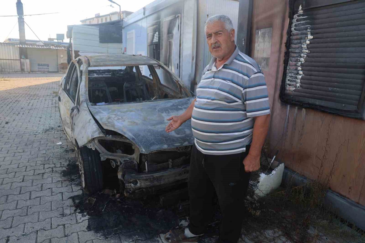 Antakya'da konteyner kentte otomobilin çalınmak istenirken yandığı iddia edildi