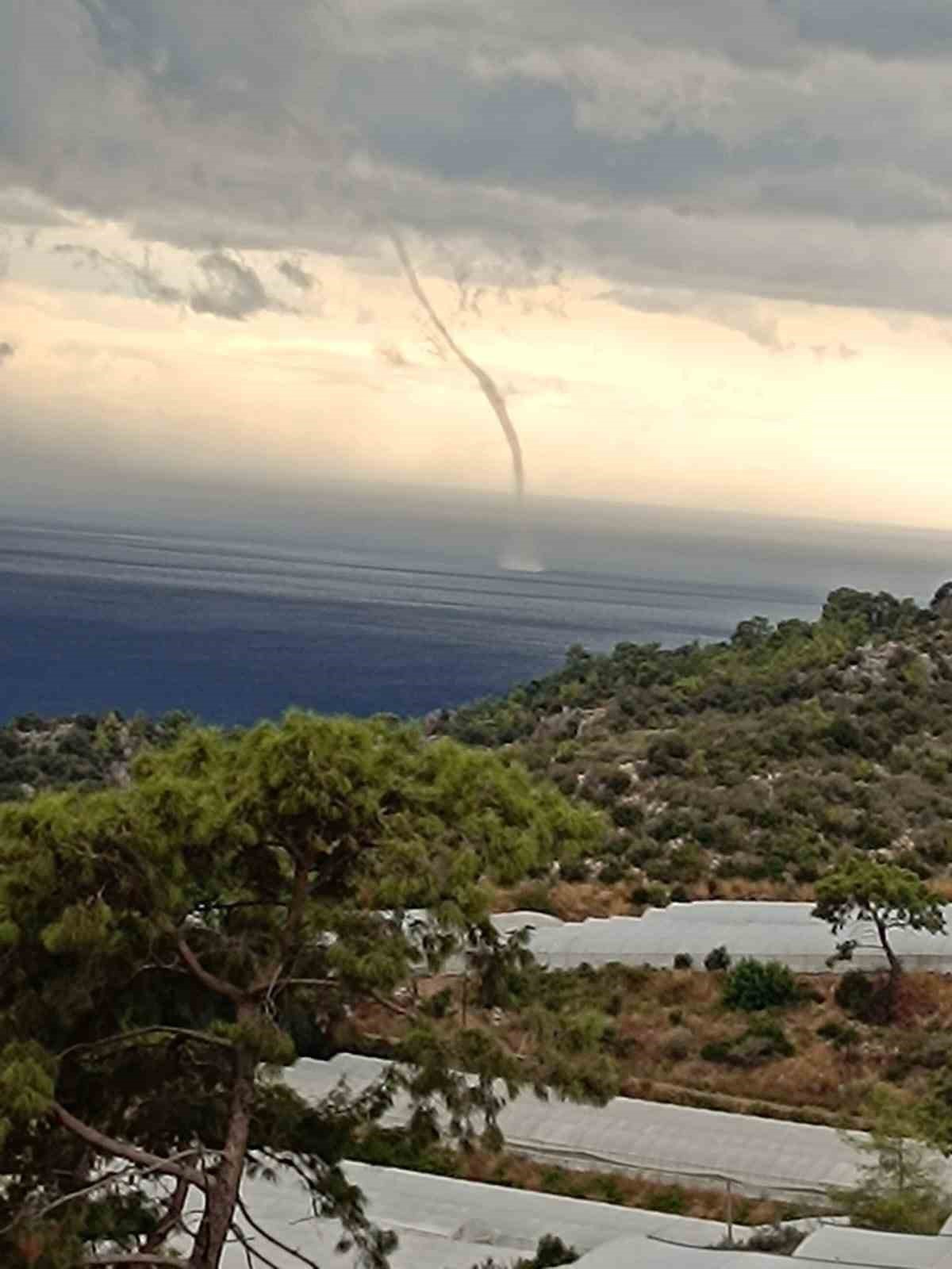 Kumluca'da denizde oluşan hortum karaya ulaştı! Seraların zarar gördüğü anlar kamerada