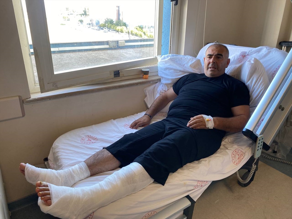 Antalya Manavgat'ta alev alan kamyonu bariyerlere yönlendiren sürücü yaralandı