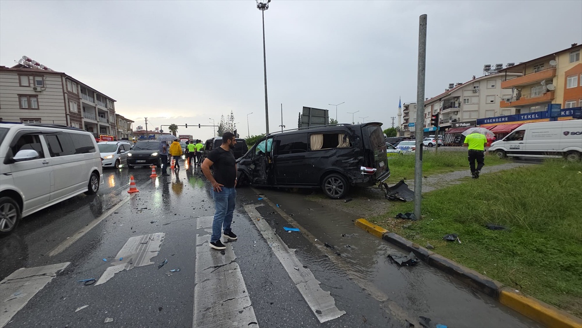 Antalya Manavgat'ta tır iki minibüse çarptı, 3 yaralı, tır sürücüsü gözaltına alındı