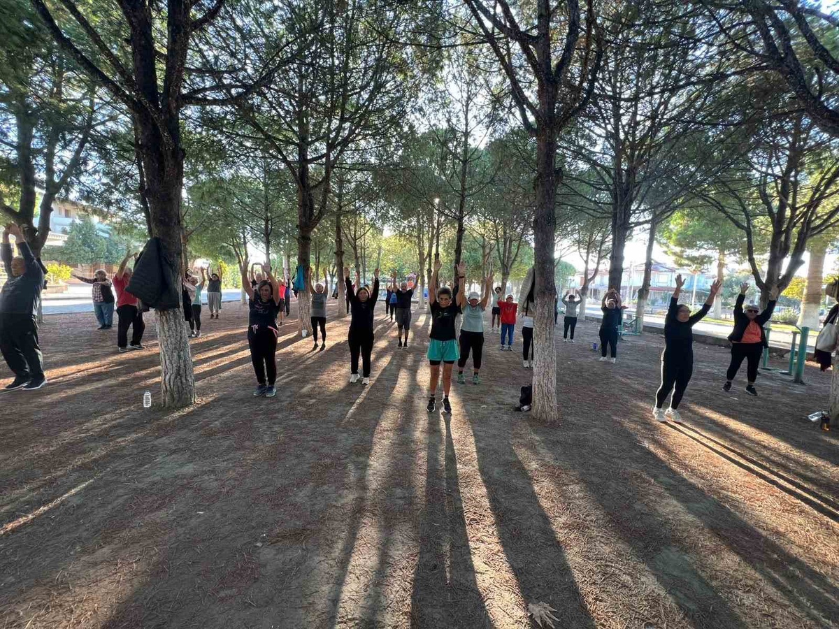 Aydın Kuşadası'nda 'Koşabiliyorken Koş' etkinliğinde vatandaşlar güne sporla başladı