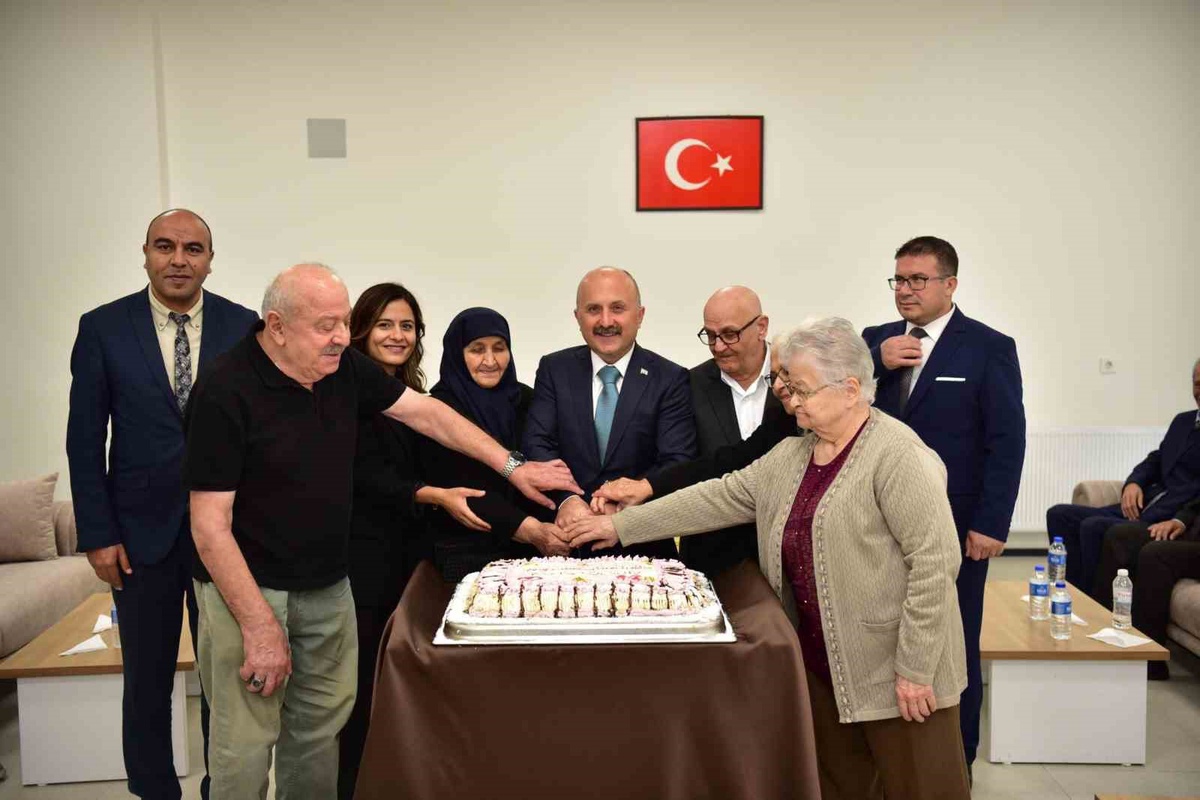 Aydın Valisi Varol, Dünya Yaşlılar Günü'nde huzurevi sakinleriyle buluştu