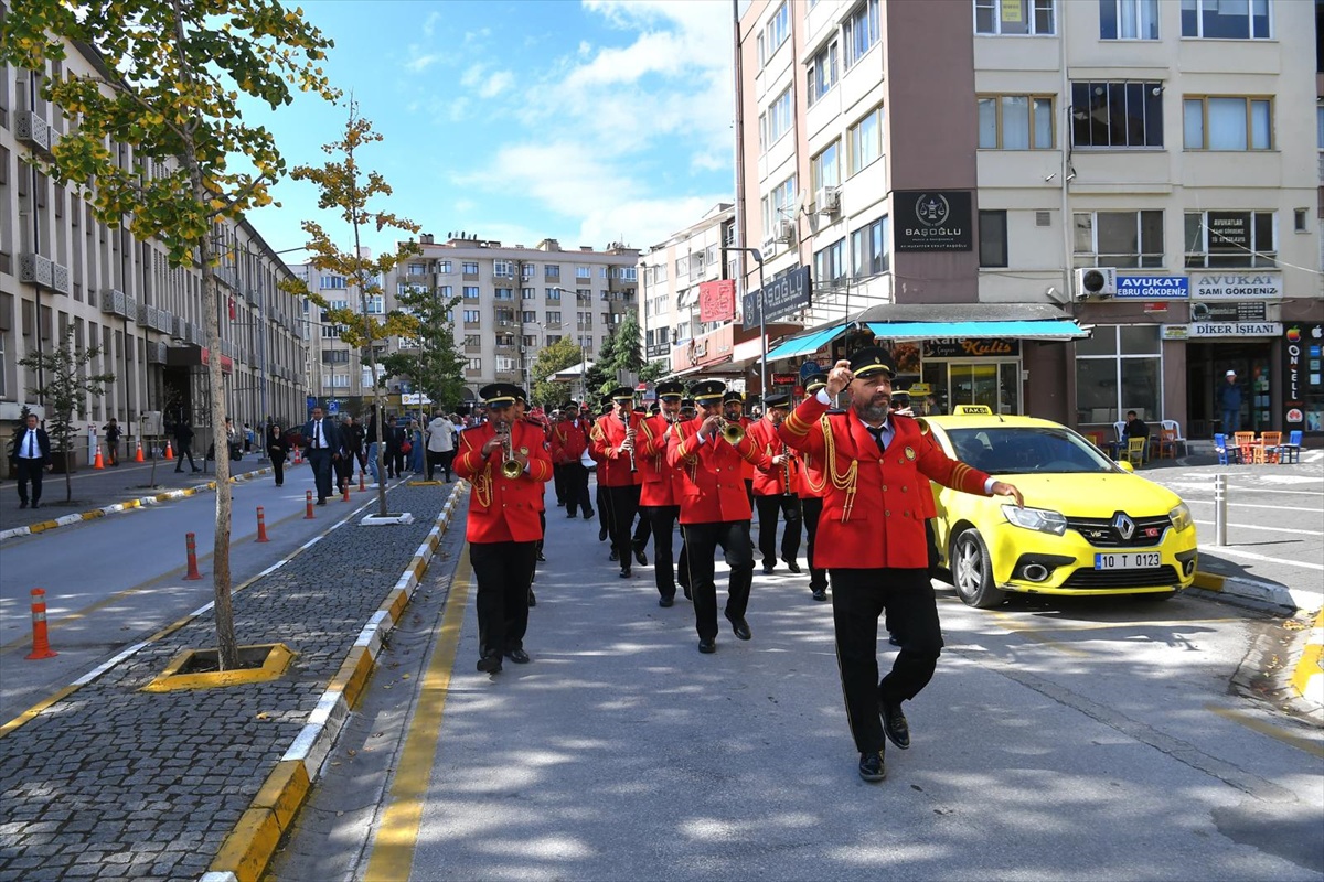 Balıkesir'de Dünya Yaşlılar Günü için düzenlenen yürüyüşe Vali Ustaoğlu da katıldı