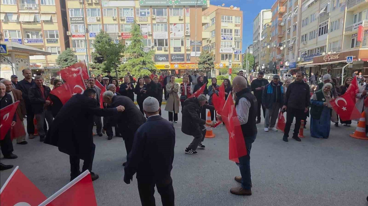 Balıkesir'de Dünya Yaşlılar Günü'nde yaşlılar Valilik önünde doyasıya oynadı