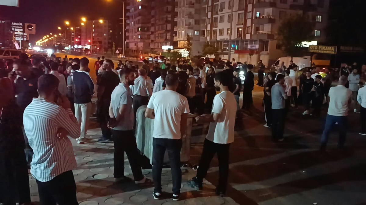 Batman'da otomobil yaya geçidinde 2 kişiye çarptı, 1'i ağır yaralandı