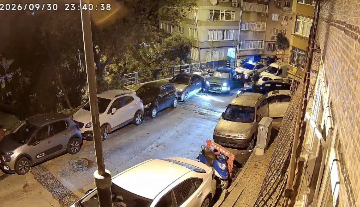 Beşiktaş'ta polisten kaçan sürücü Şişli Muradiye'de park halindeki araçlara çarptı