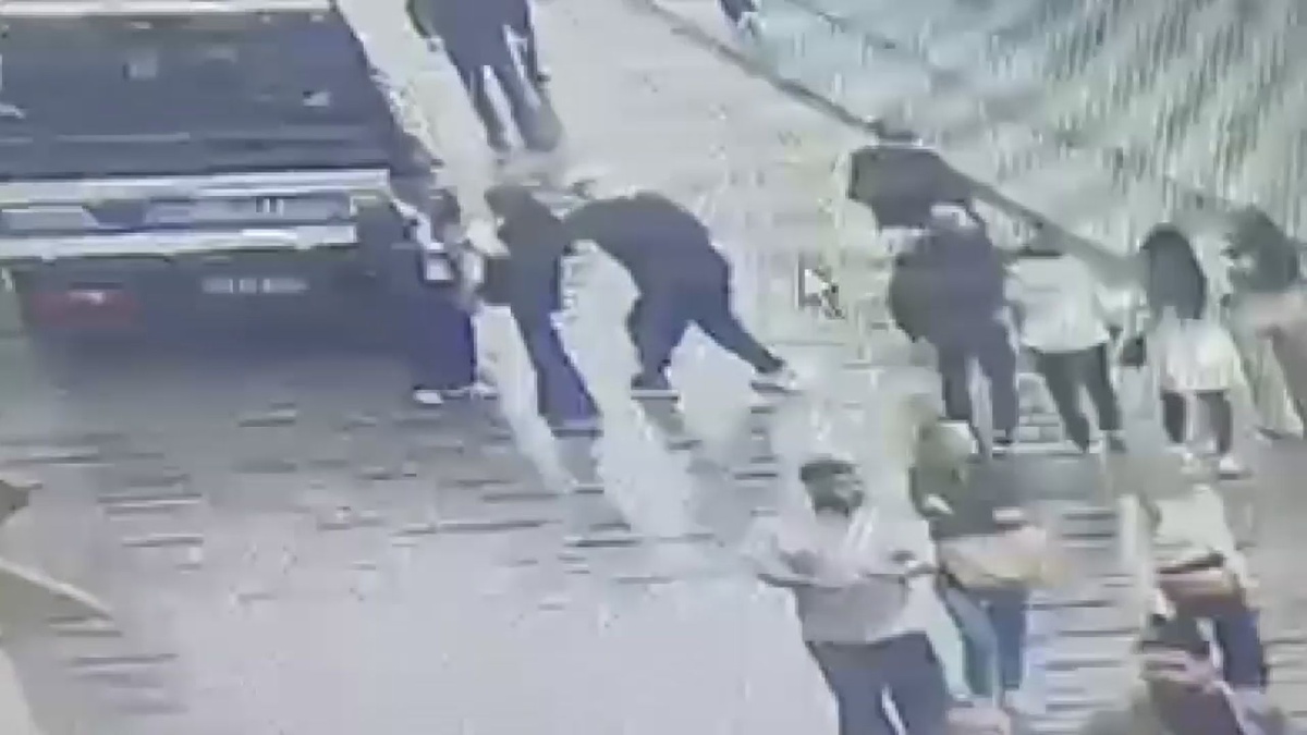 Beyoğlu'nda kadının cep telefonunu kapkaçla alan şüpheli suçüstü yakalandı