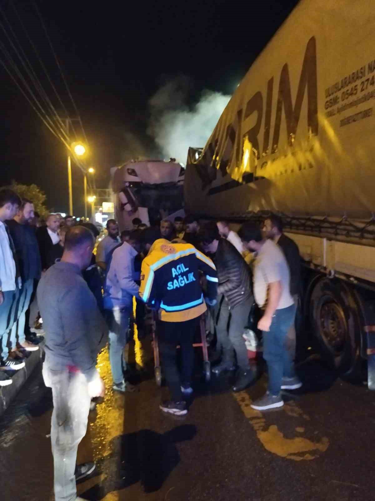 Bitlis-Baykan kara yolunda iki tır kafa kafaya çarpıştı, 2 kişi yaralandı