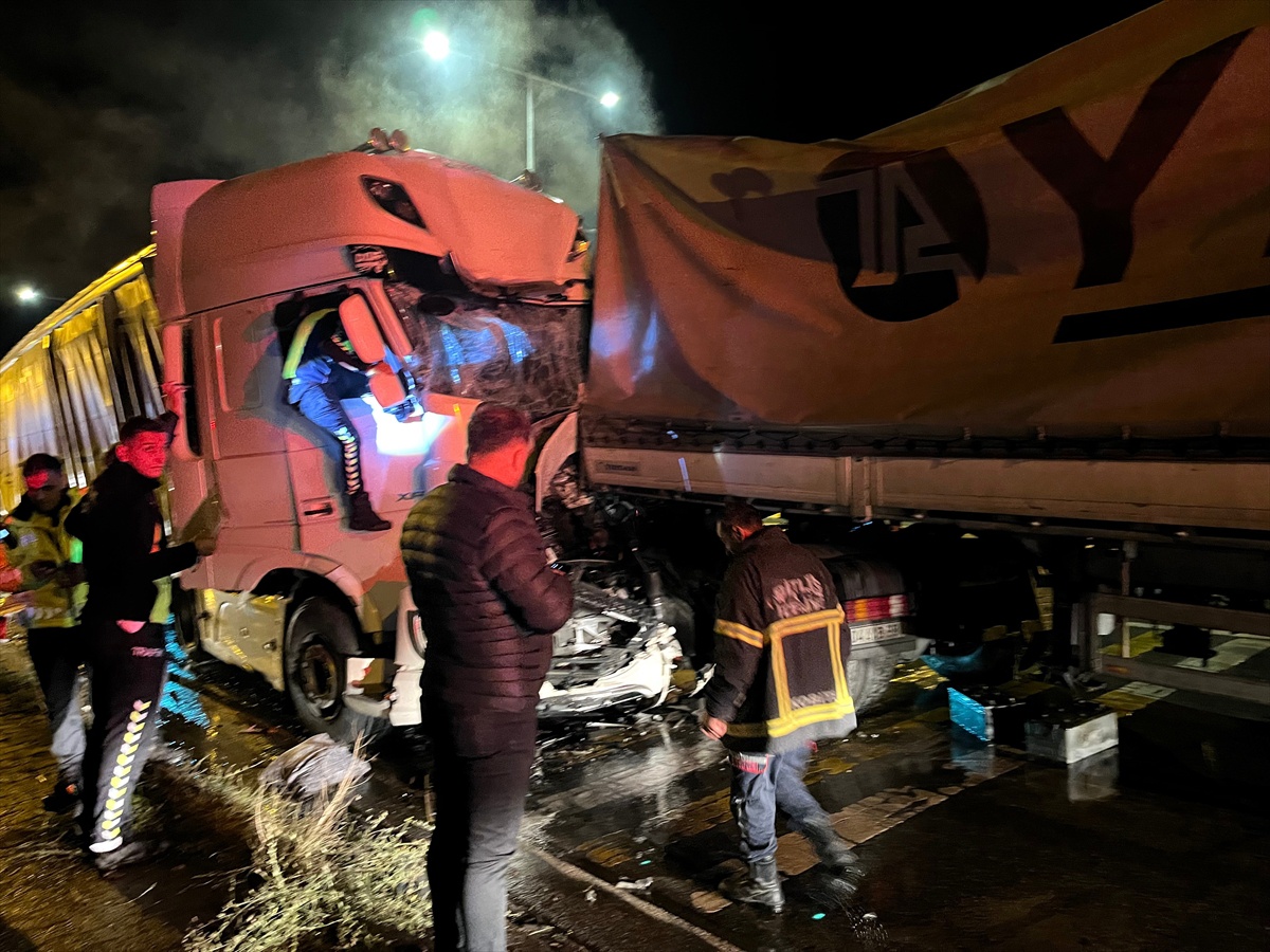Bitlis'te refüjden karşı şeride geçen tır, başka tırla çarpıştı; 2 sürücü yaralandı.