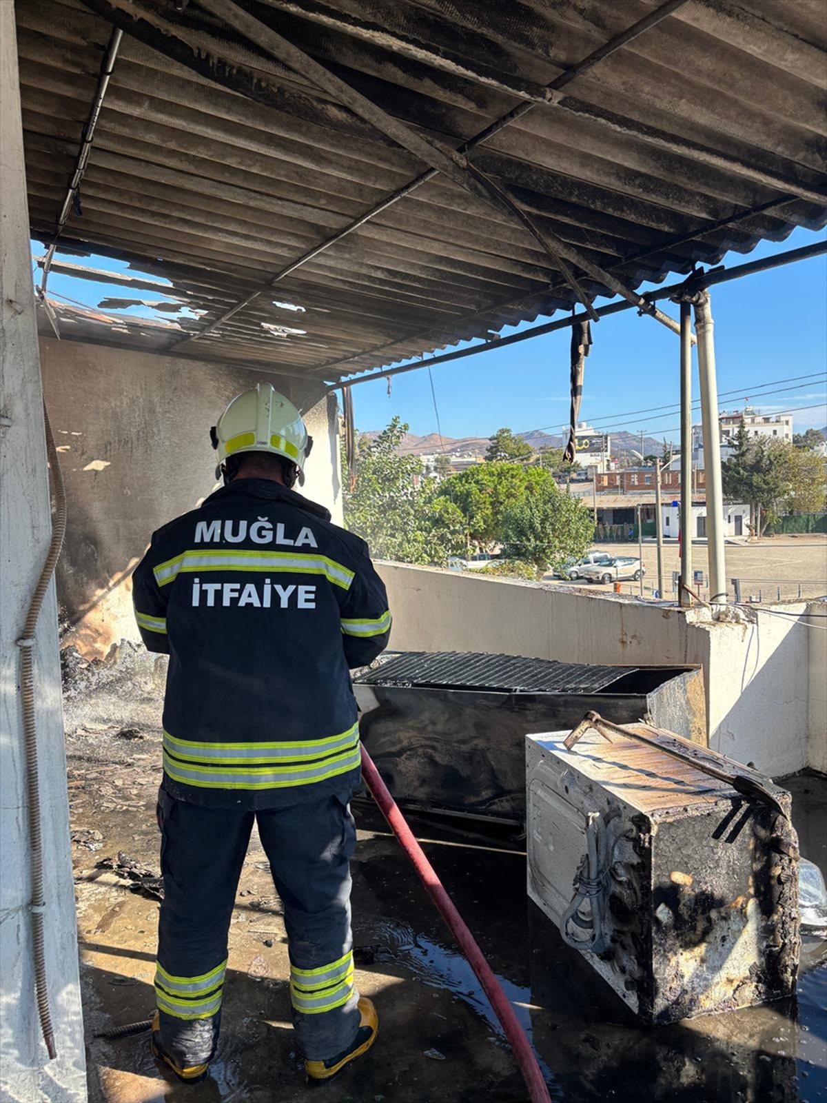Bodrum'da ilk belirlemelere göre elektrik kablosundan çıkan ev yangını söndürüldü