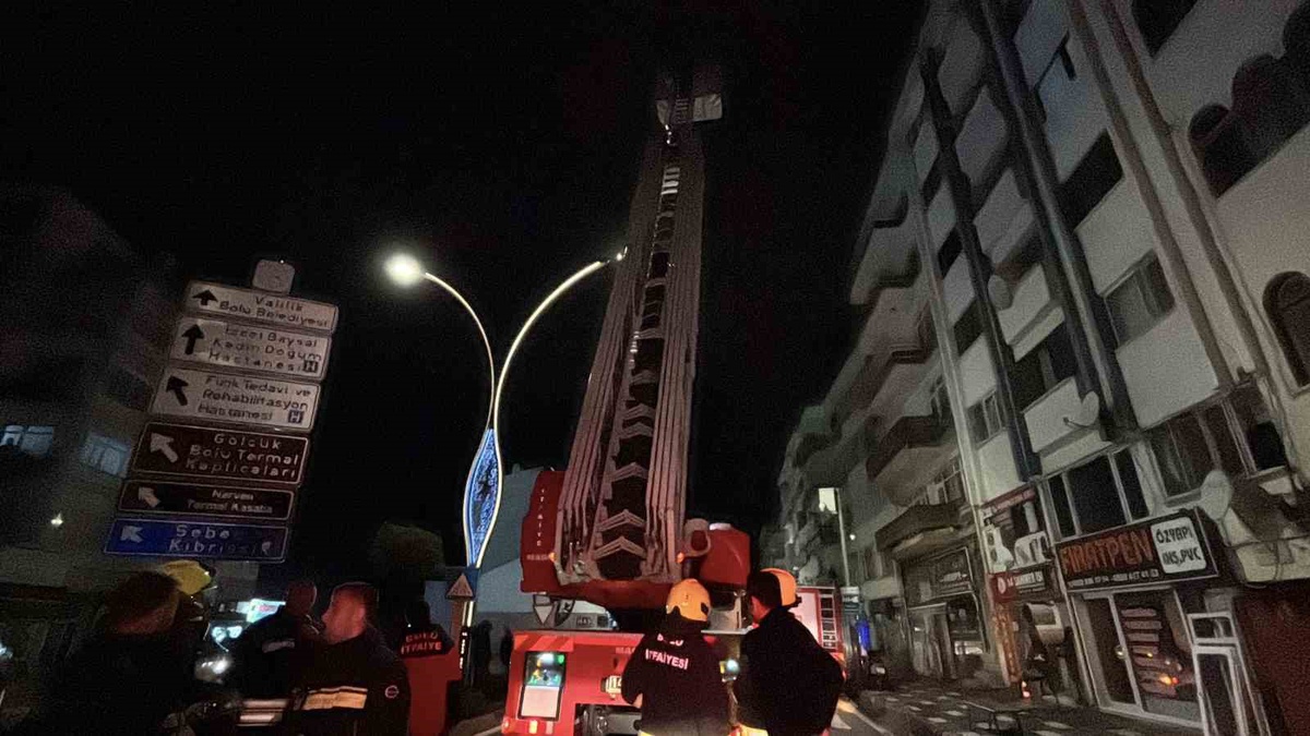 Bolu'da 6 katlı apartmanın çatısı için yapılan yangın ihbarı asılsız çıktı