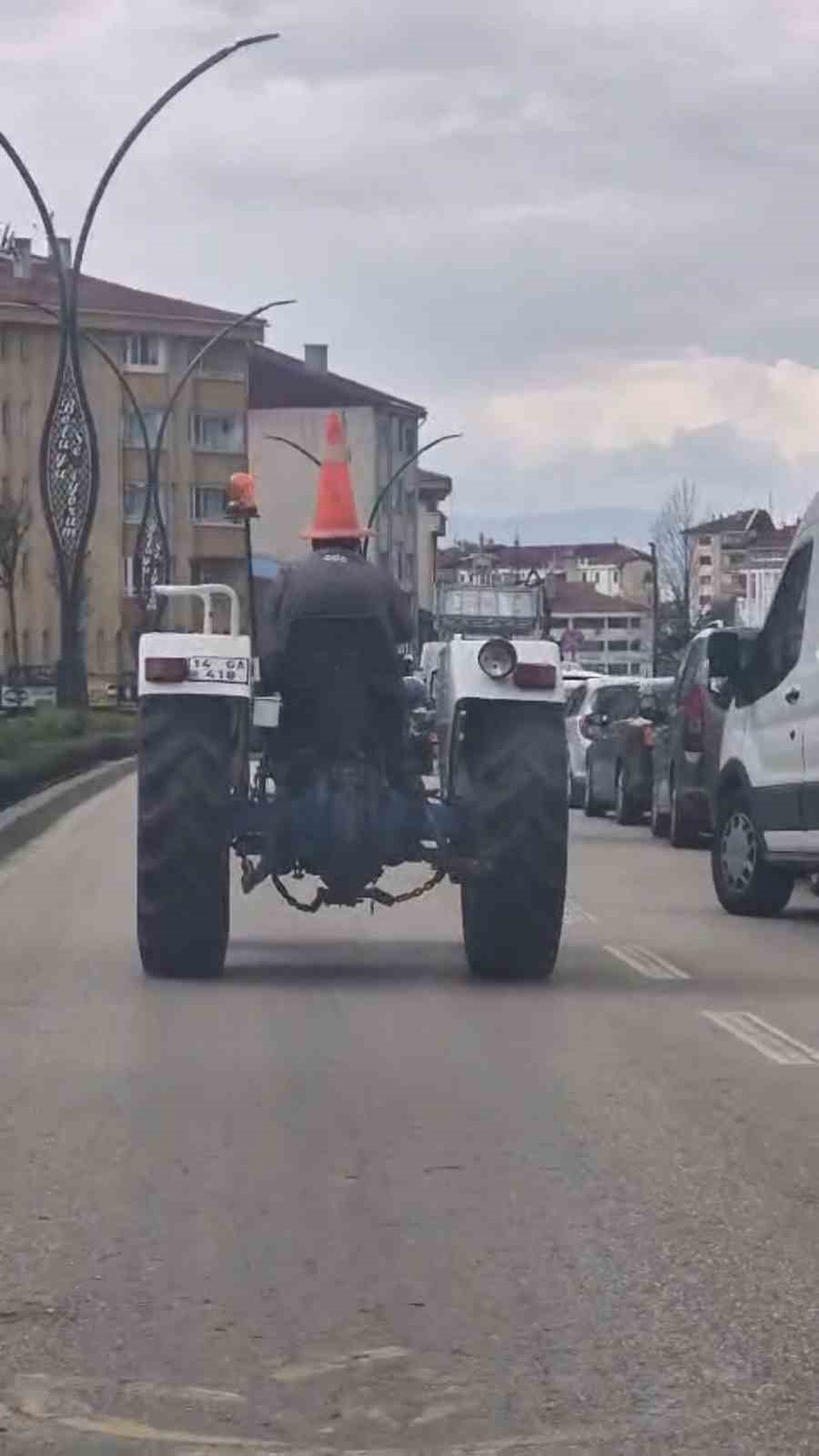Bolu’da başına duba geçiren traktör sürücüsü, caddede ilginç görüntülere neden oldu
