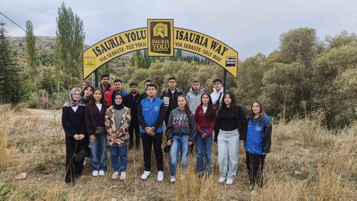 Bozkır’da üniversite öğrencileri İsauria Yolu’nda doğa yürüyüşü yaptı