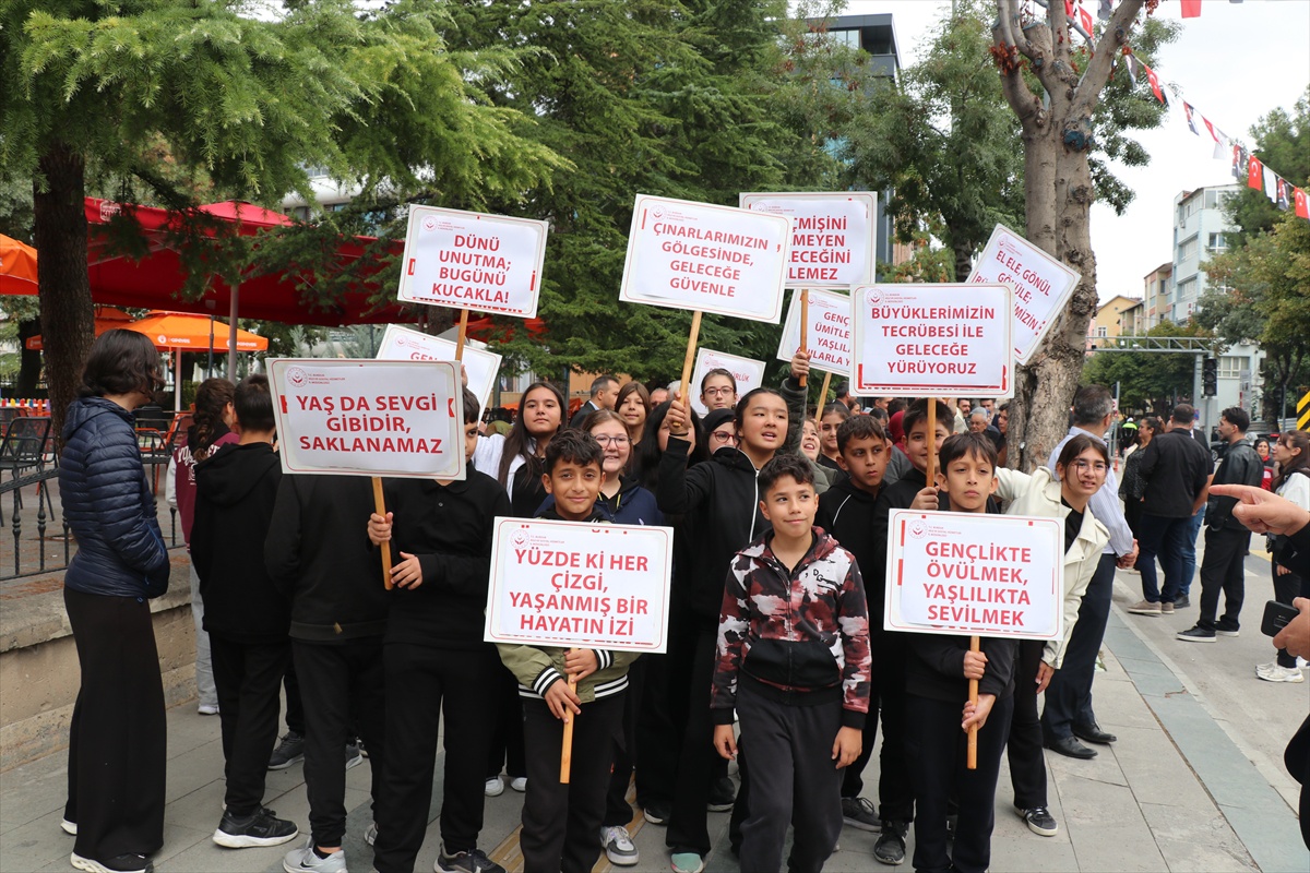 Burdur'da Dünya Yaşlılar Günü yürüyüşüne gaziler, yaşlılar ve öğrenciler katıldı