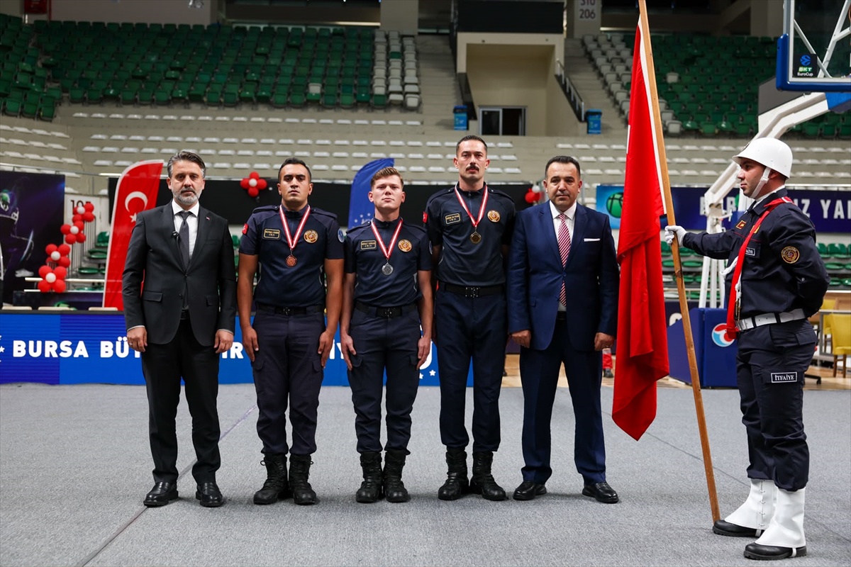 Bursa'da 150 aday itfaiyeci, üç aylık mesleki eğitimini tamamladı