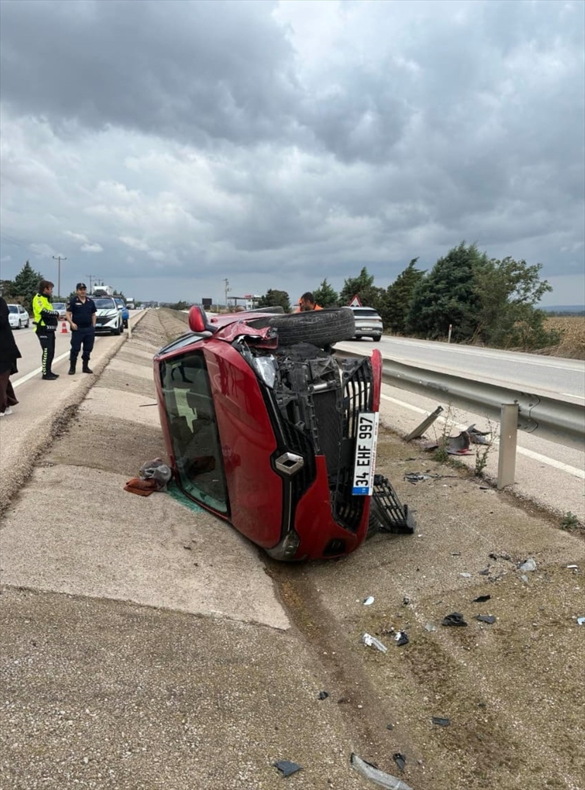 Bursa Karacabey'de Dağkadı Kavşağı'nda refüje devrilen otomobilin sürücüsü yaralandı