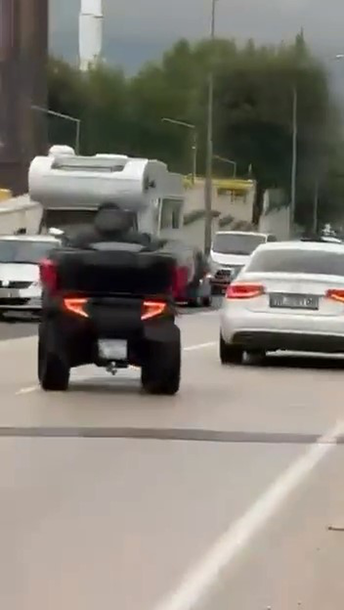 Bursa Nilüfer'de ATV'li sürücü trafikte drift ve makas attı, o anlar kamerada