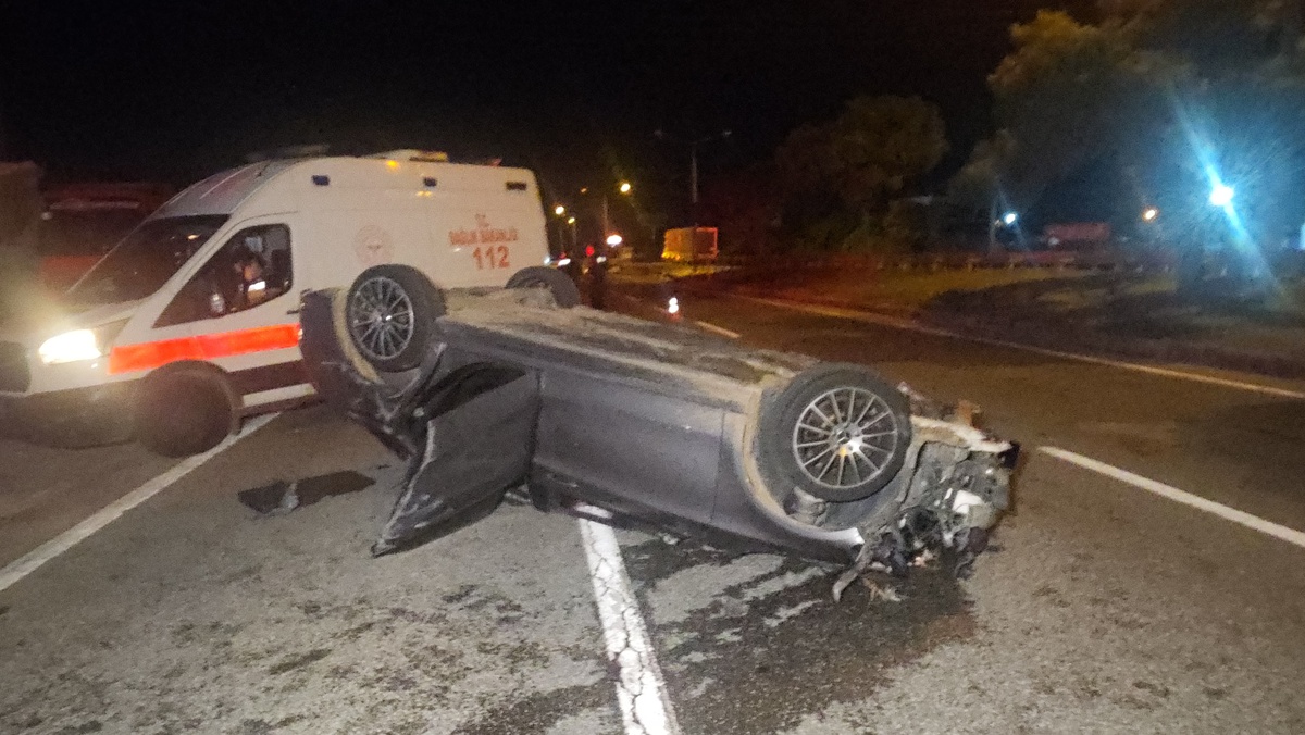 Bursa Orhangazi'de otomobil kamyonete çarpıp takla attı; 1'i ağır 3 kişi yaralandı