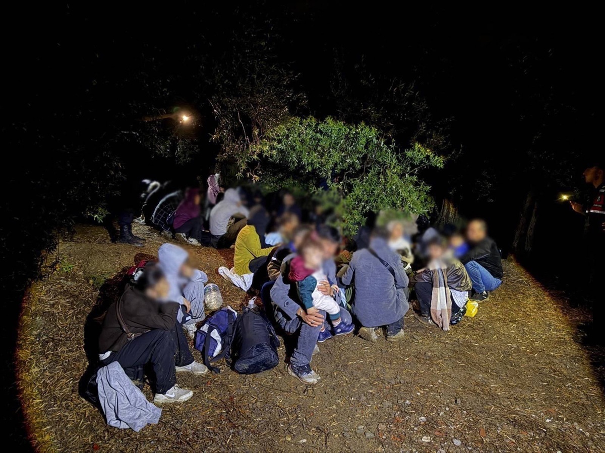 Çanakkale'de 6 operasyonda 51 düzensiz göçmen, 2 organizatör şüphelisi yakalandı