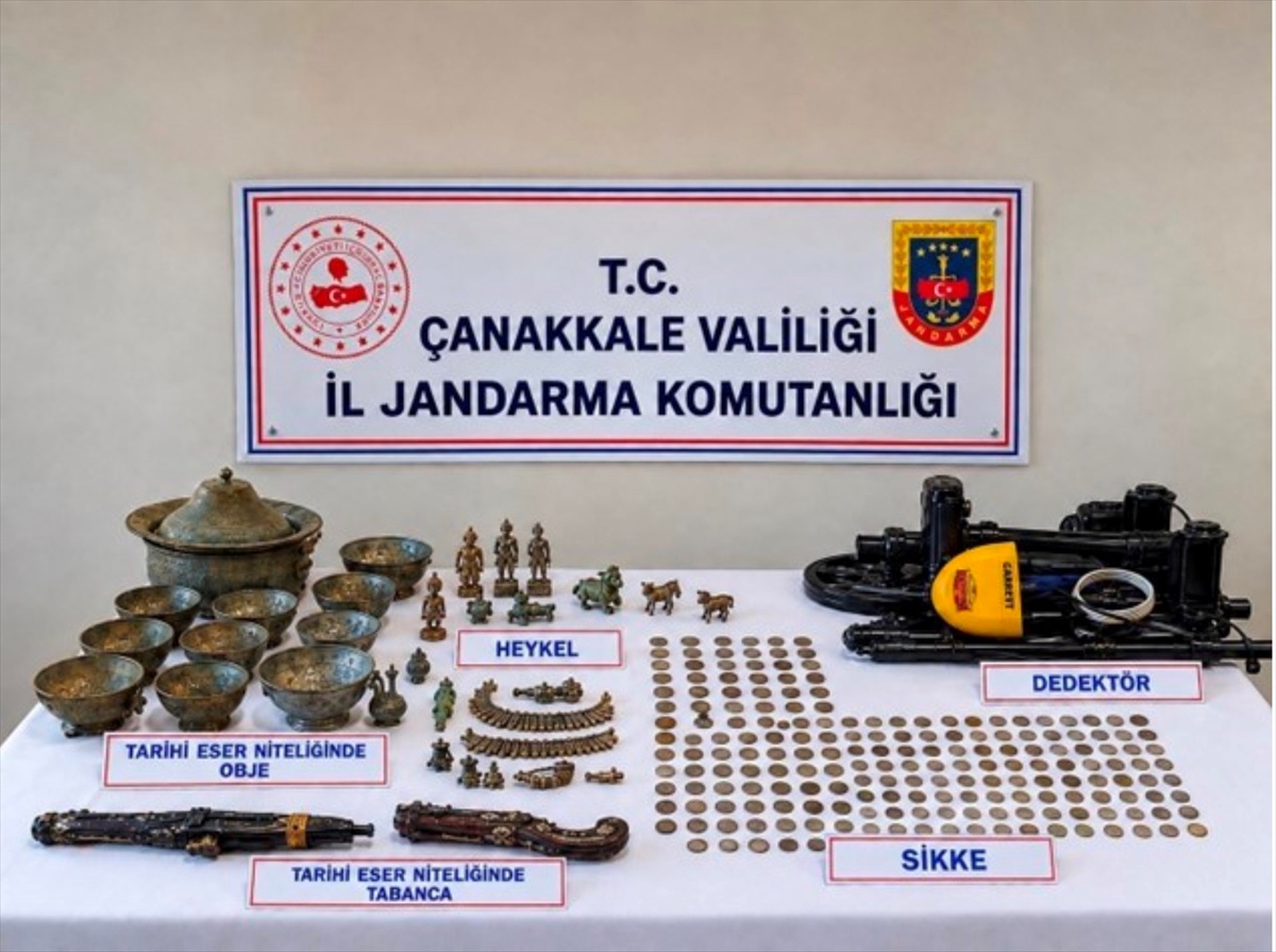 Çanakkale Ezine'de jandarma, 179 sikke ve çok sayıda obje ele geçirdi