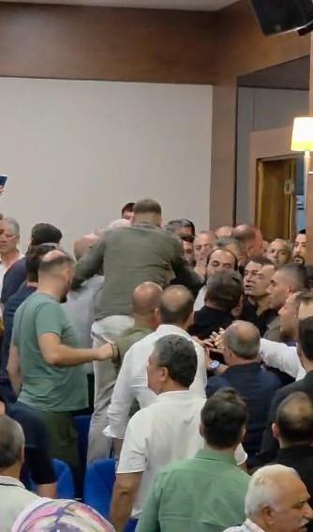 CHP'den istifa eden Konyaaltı Belediye Başkanı Kotan'ın katıldığı meclis toplantısında gerginlik yaşandı