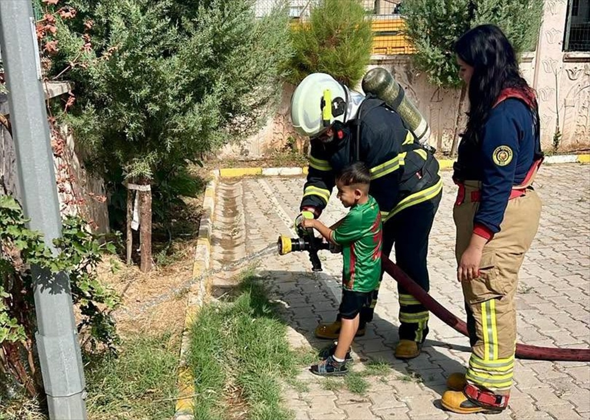 Cizre'de itfaiye ekipleri Nergis Anaokulu öğrencilerine yangın güvenliğini anlattı