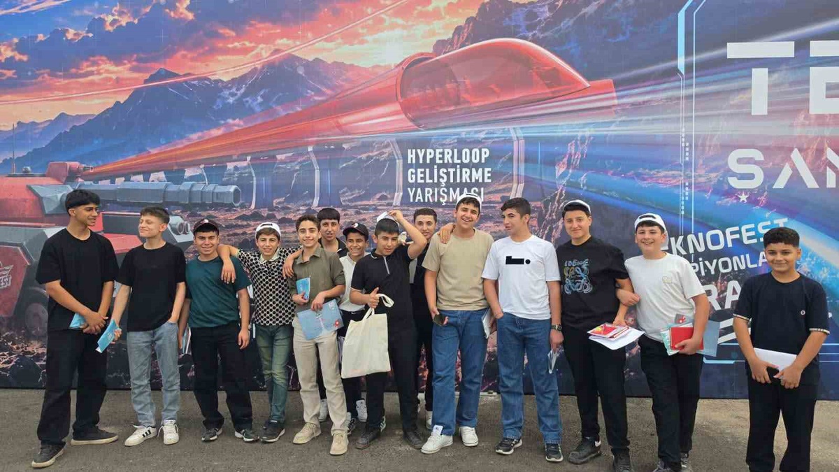 Cizreli öğrenciler Şanlıurfa'daki TEKNOFEST'te SOLOTÜRK gösterilerini izledi