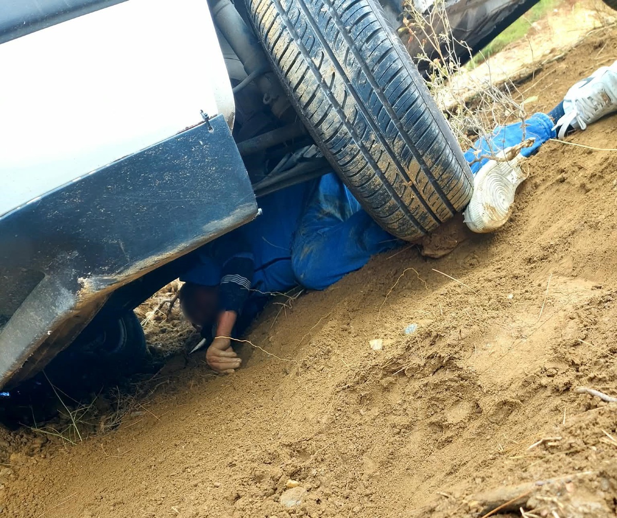 Denizli Babadağ'da su almak için indiği otomobilin altında kalan adam ağır yaralandı