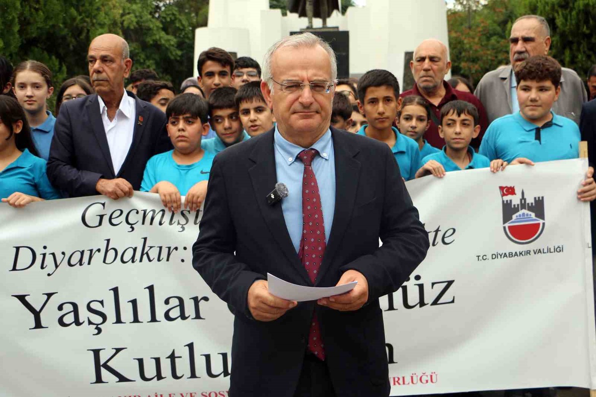 Diyarbakır’da Yaşlılar Günü için düzenlenen yürüyüş Anıt Park’ta sona erdi